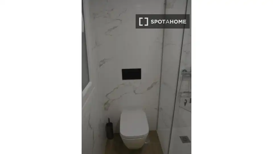 Bathroom of Apartments for share in Santiago de Compostela   with Air Conditioner, Heating and Terrace