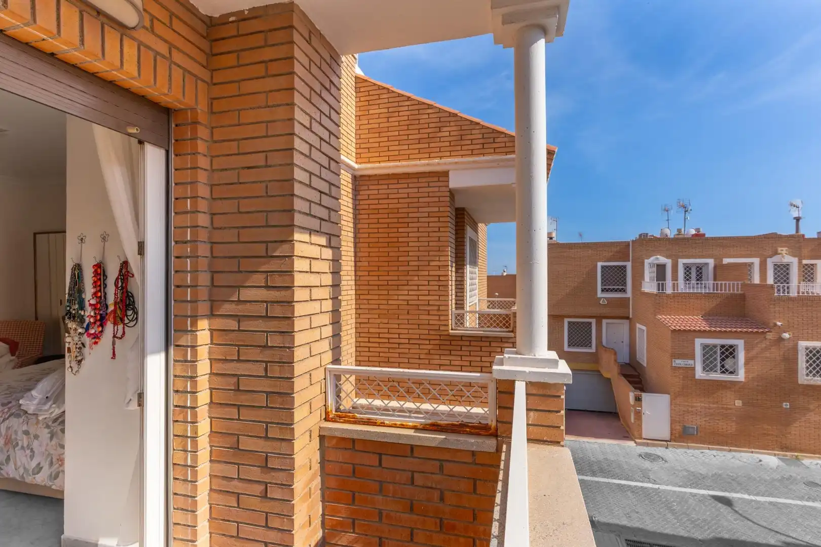 Vista exterior de Dúplex en venda en Almería amb Aire condicionat, Calefacció i Jardí privat