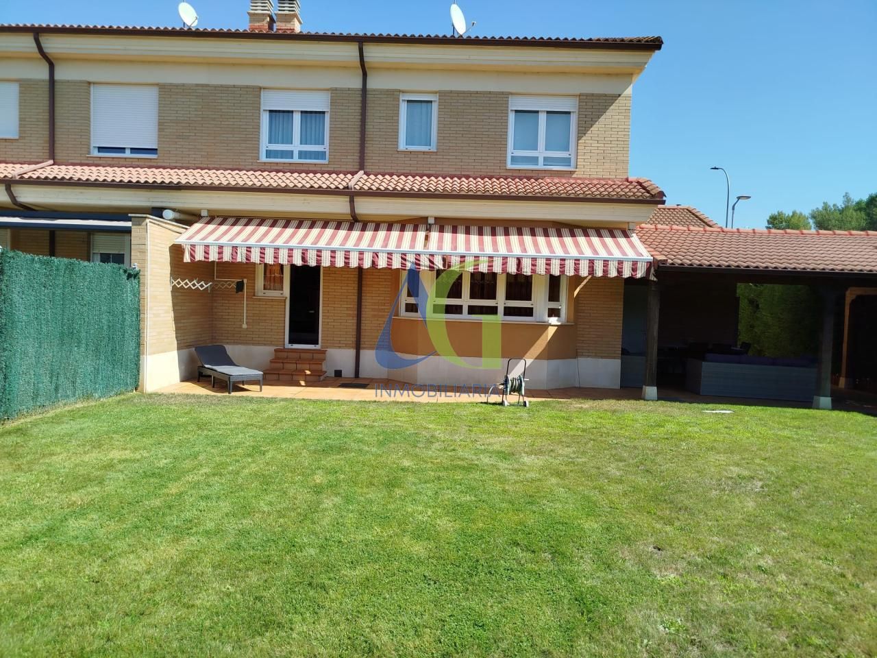 Jardí de Casa o xalet en venda en Villaquilambre amb Calefacció, Jardí privat i Parquet