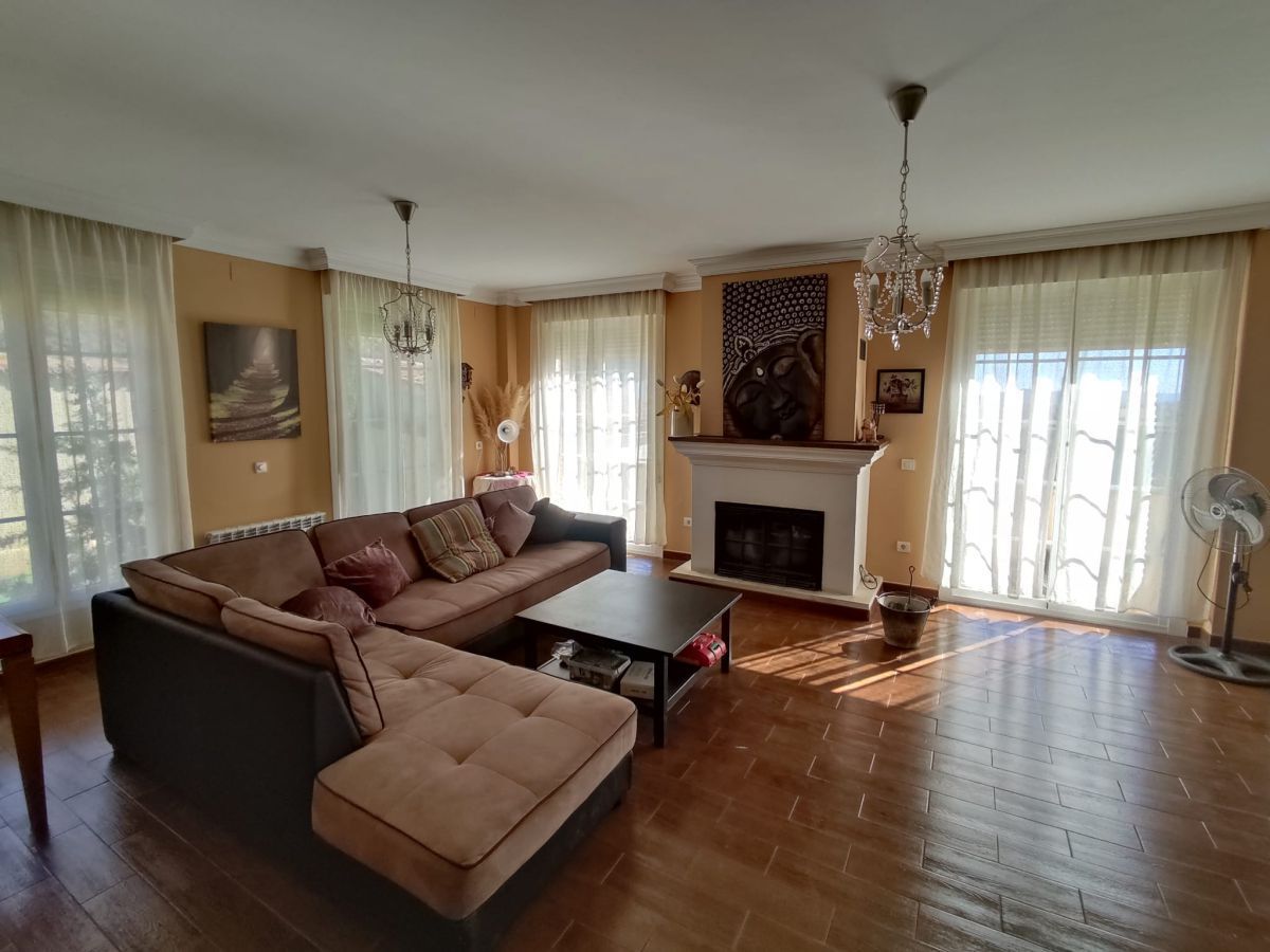 Sala d'estar de Casa o xalet en venda en Serradilla amb Aire condicionat