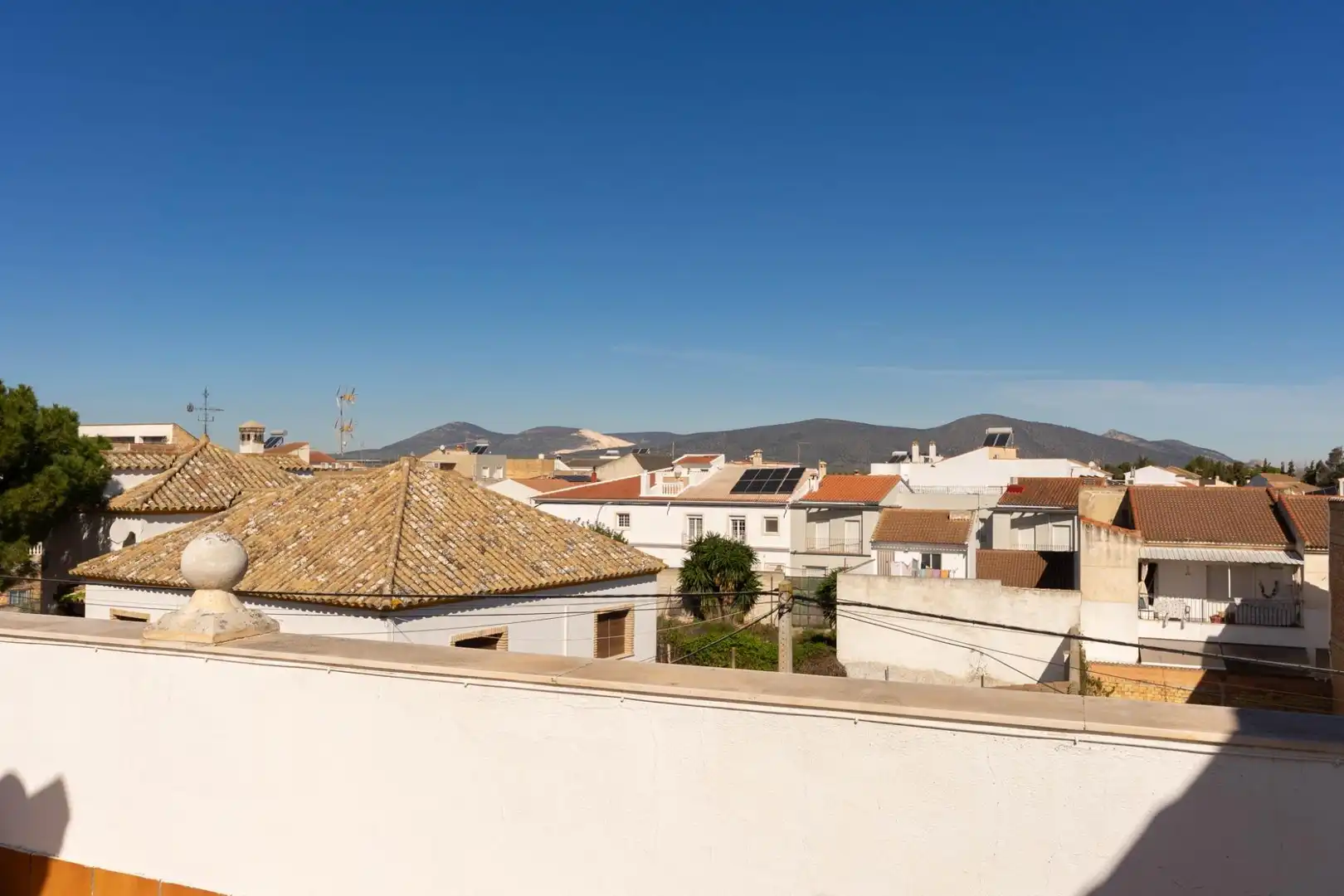 Außenansicht von Einfamilien-Reihenhaus zum Verkauf in La Roda de Andalucía mit Heizung, Abstellraum und Balkon