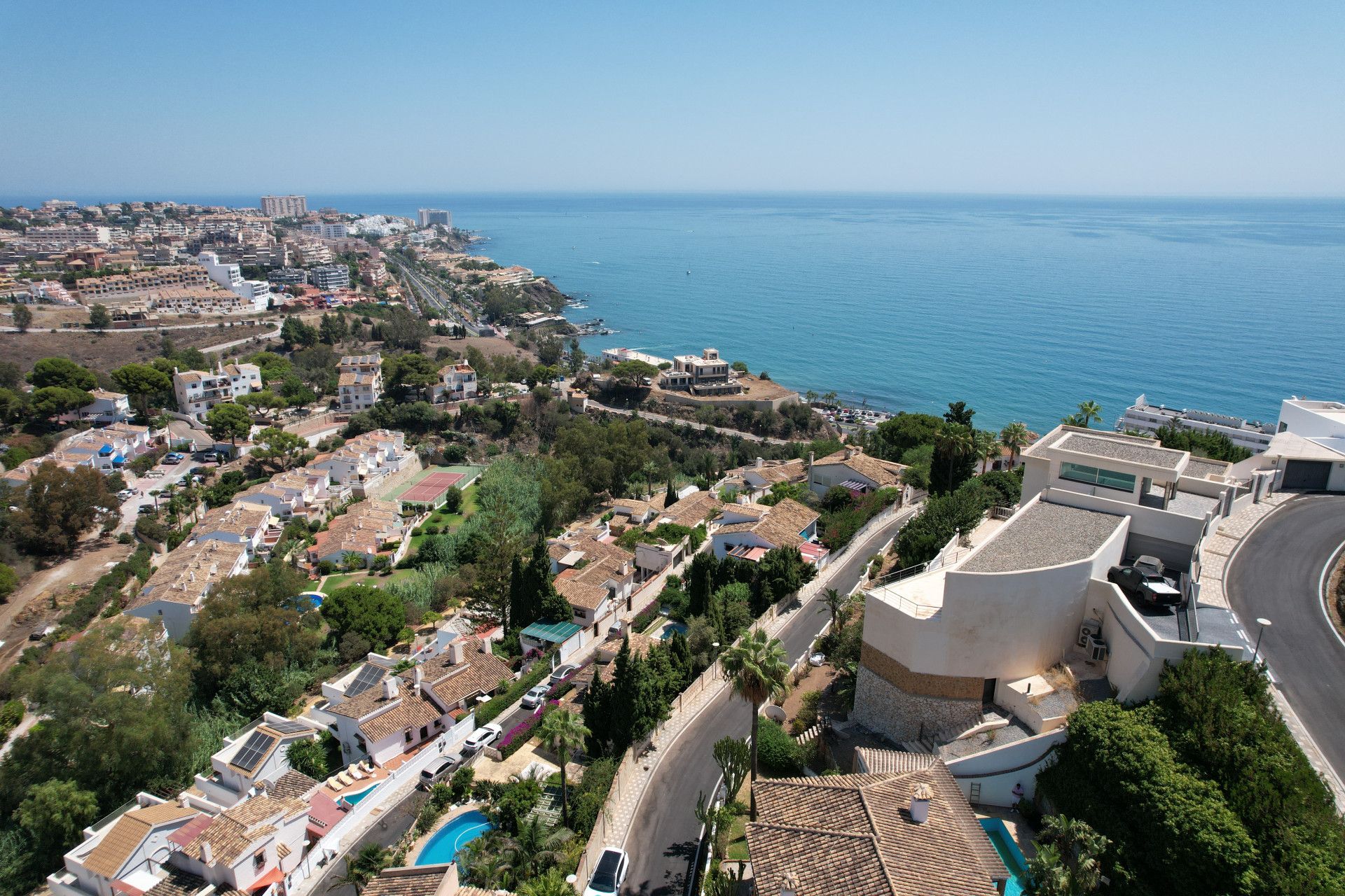 Vista exterior de Casa o xalet en venda en Benalmádena amb Aire condicionat, Jardí privat i Terrassa