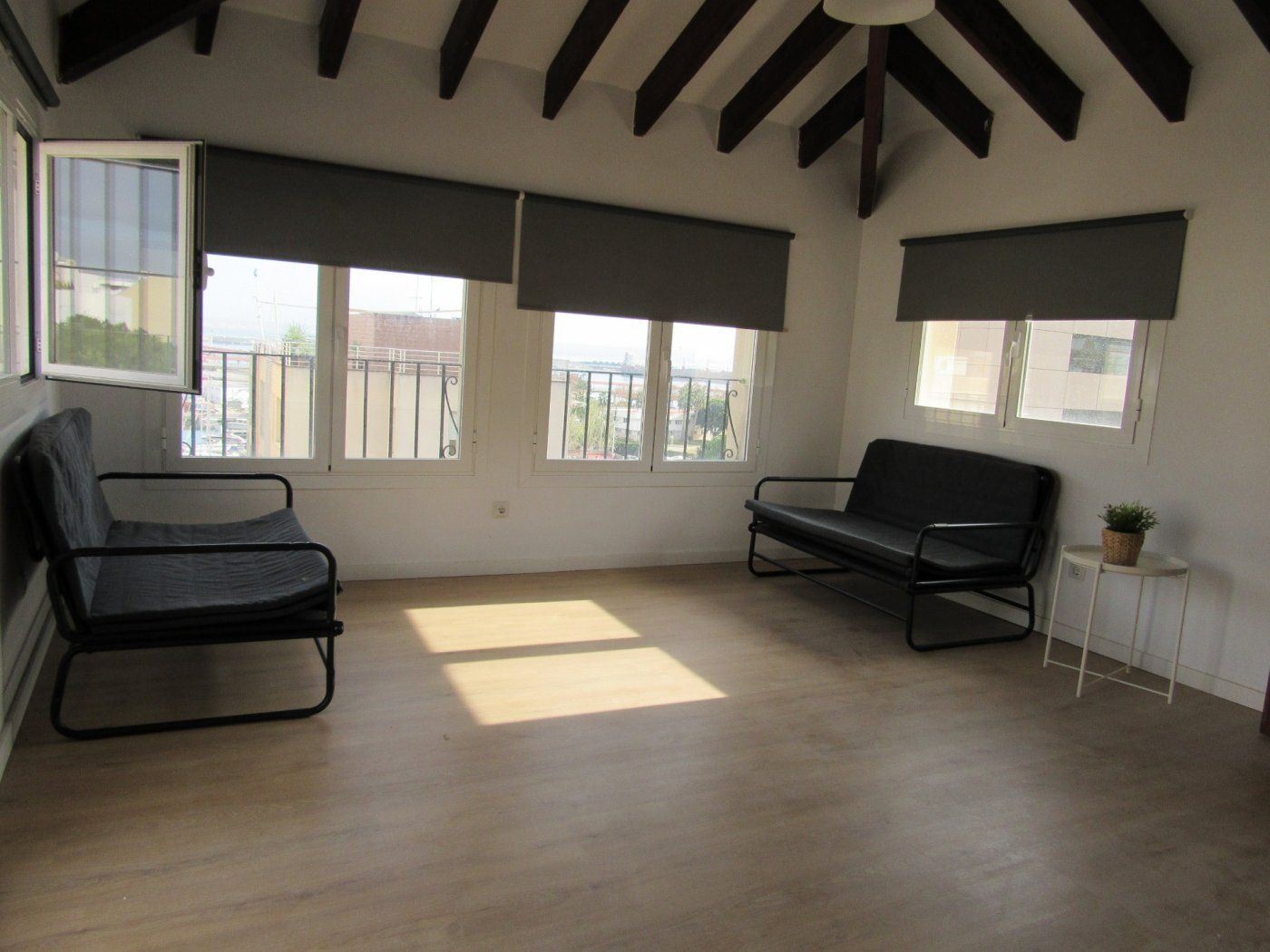 Sala d'estar de Pis de lloguer en  Palma de Mallorca amb Aire condicionat, Jardí privat i Terrassa