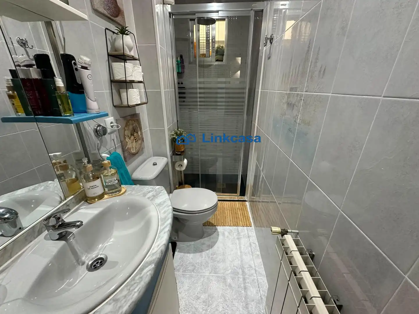 Bathroom of Flat for sale in Madrid  with Air Conditioner and Heating