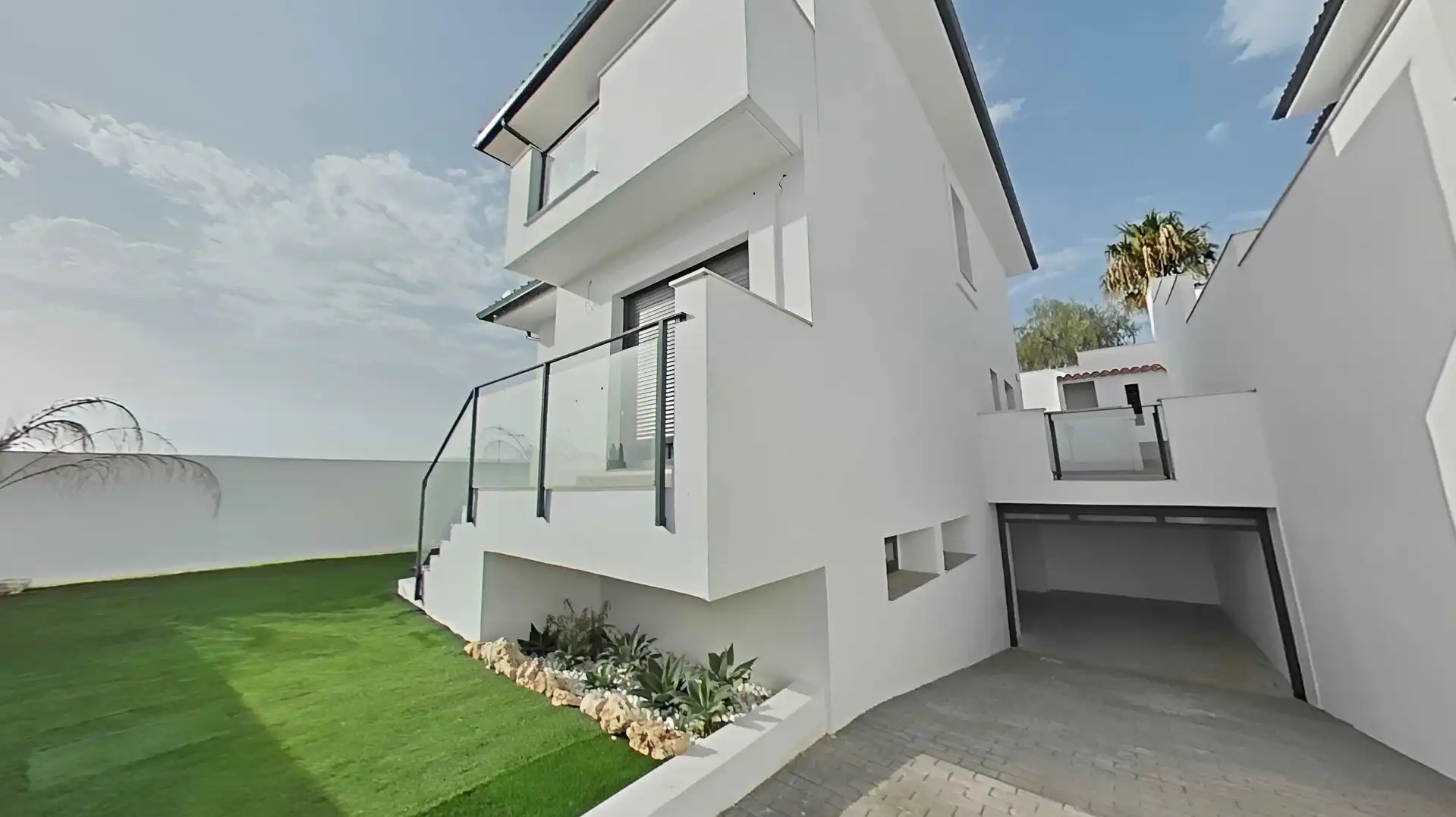 Vista exterior de Casa o xalet en venda en Manilva amb Aire condicionat, Calefacció i Jardí privat