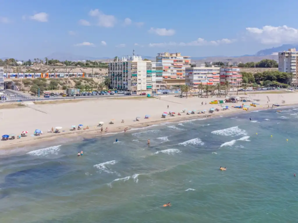 Vista exterior de Apartamento en venta en El Campello con Aire acondicionado, Terraza y Amueblado