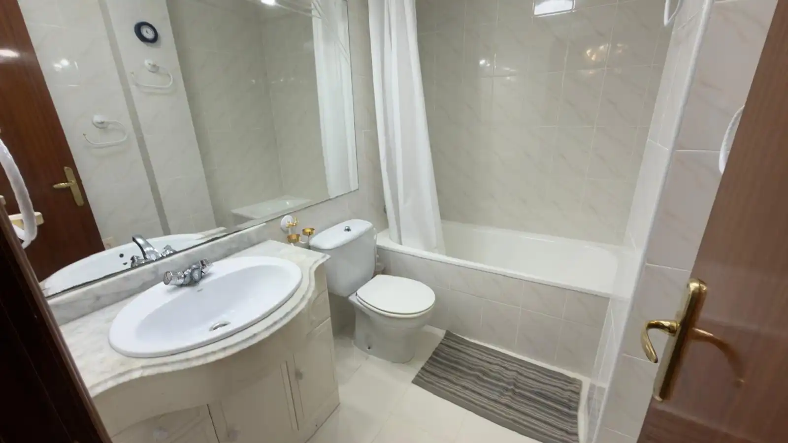 Baño de Piso de alquiler en Castro-Urdiales con Calefacción y Amueblado