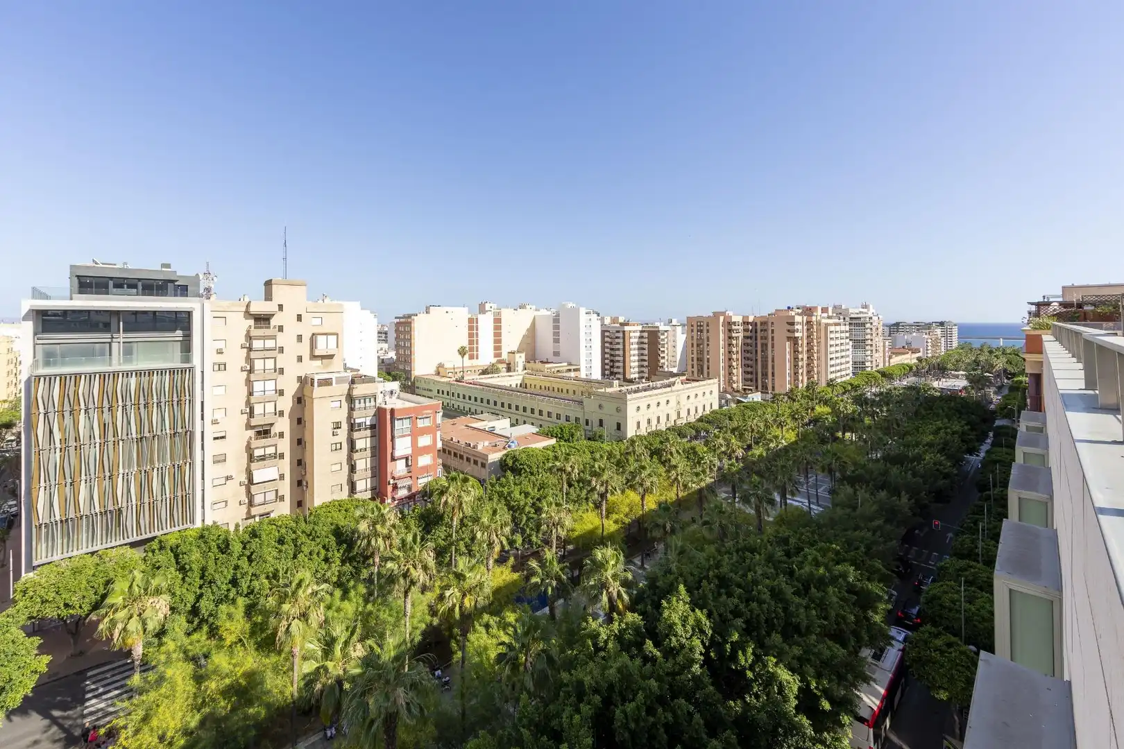 Vista exterior de Àtic en venda en Almería amb Terrassa