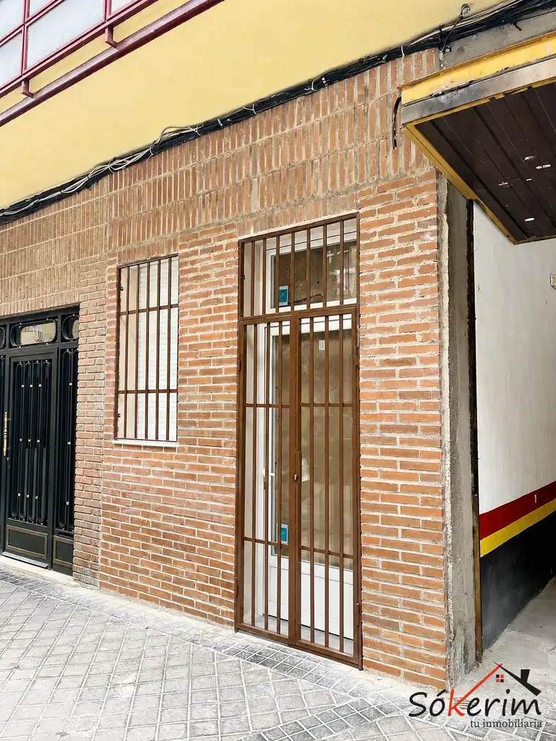 Vista exterior de Local en venda en Madrid amb Aire condicionat i Calefacció