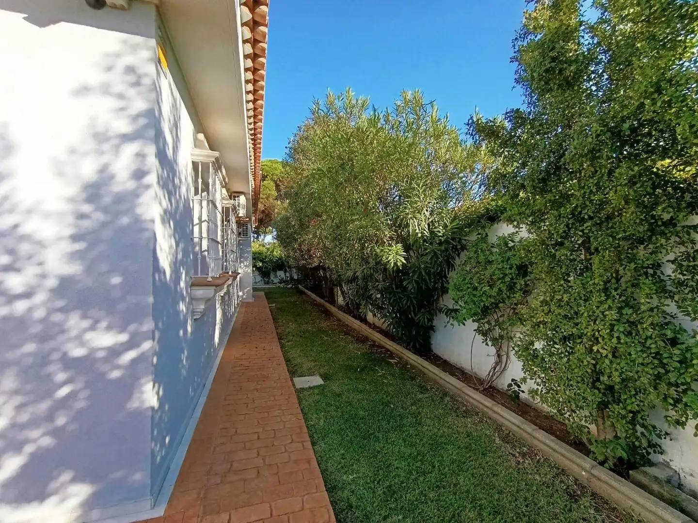 Vista exterior de Casa o xalet en venda en Chiclana de la Frontera amb Aire condicionat, Jardí privat i Traster