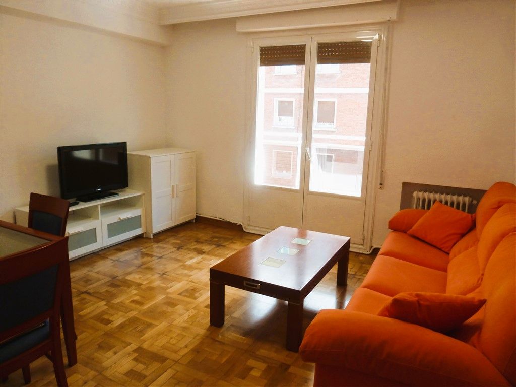 Living room of Flat to rent in  Pamplona / Iruña  with Heating, Parquet flooring and Furnished
