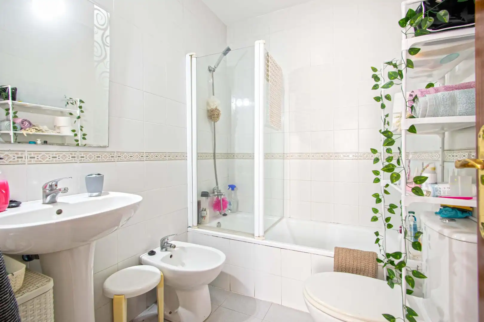 Badezimmer von Einfamilien-Reihenhaus zum Verkauf in Bormujos mit Klimaanlage und Terrasse