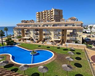 Vista exterior de Dúplex en venda en La Manga del Mar Menor amb Aire condicionat, Terrassa i Piscina