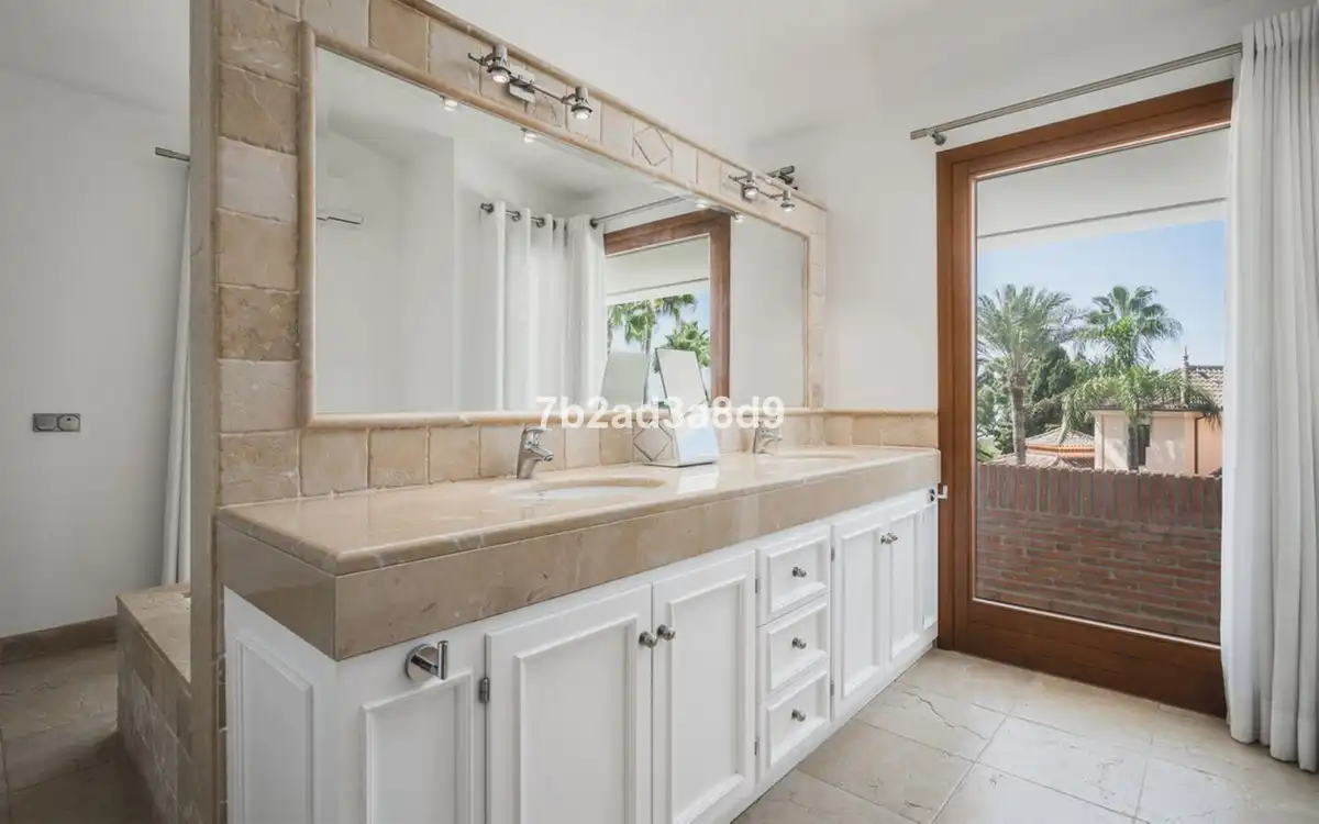 Bany de Casa o xalet en venda en Marbella amb Aire condicionat, Jardí privat i Terrassa