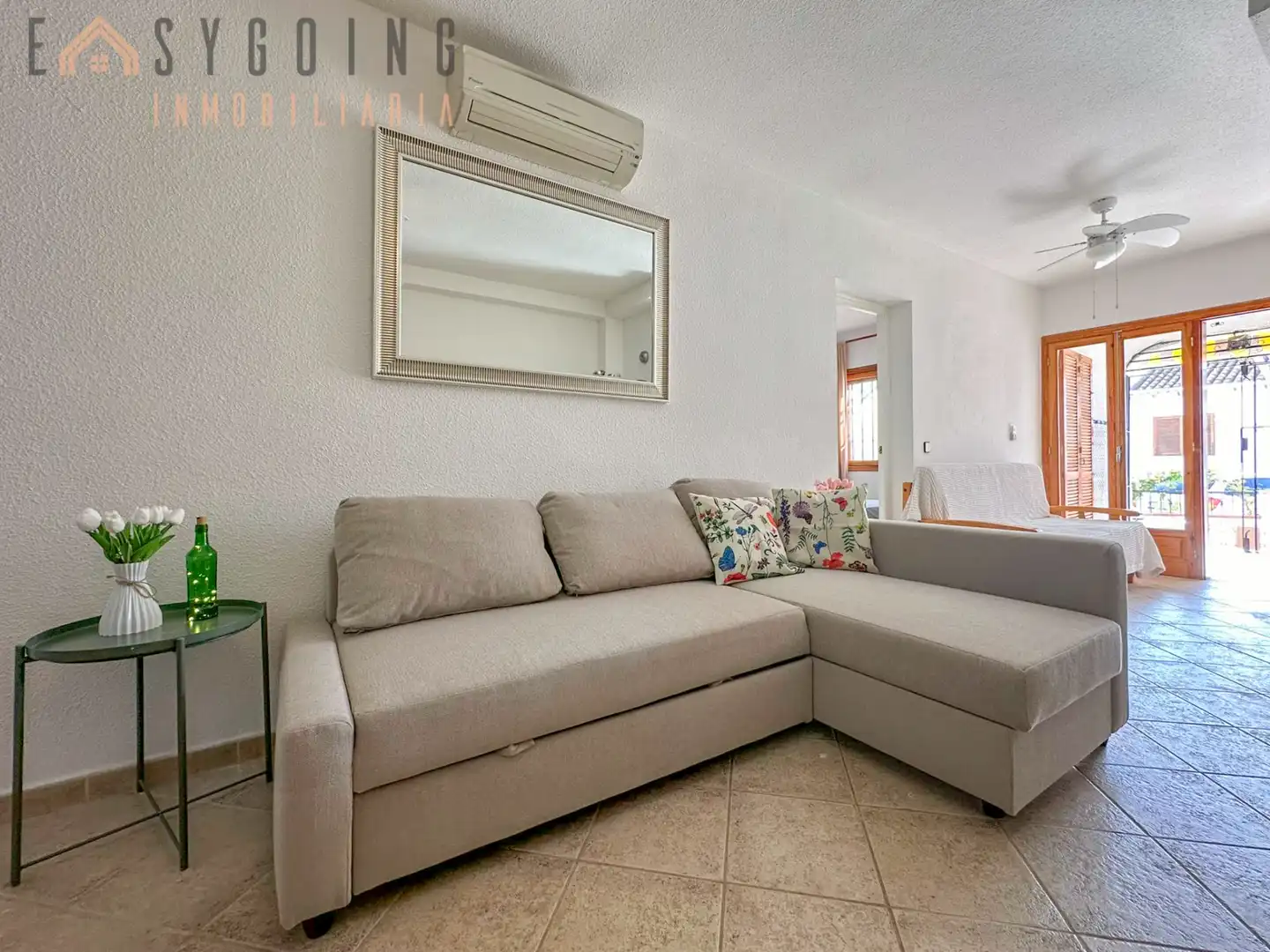 Sala d'estar de Casa adosada en venda en Santa Pola amb Aire condicionat, Jardí privat i Terrassa