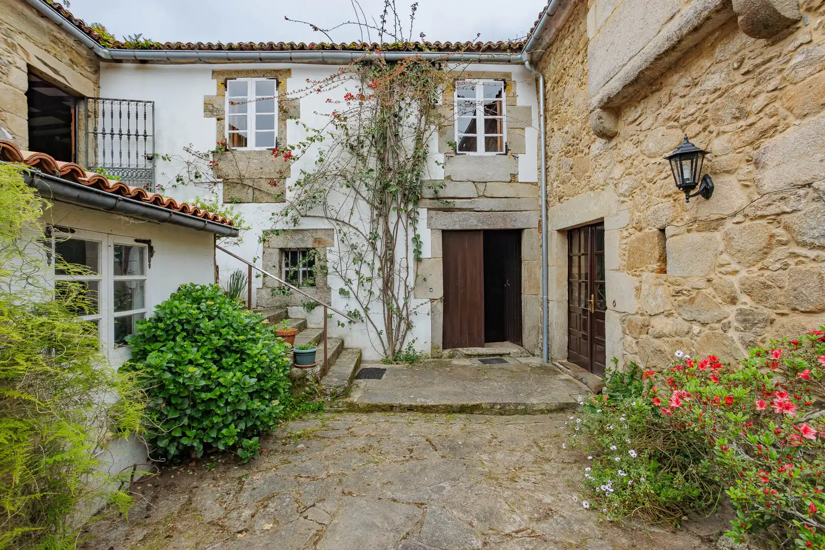 Vista exterior de Finca rústica en venda en Vedra amb Moblat