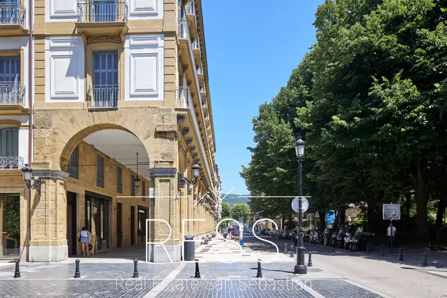 Vista exterior de Pis en venda en Donostia - San Sebastián  amb Calefacció, Moblat i Forn