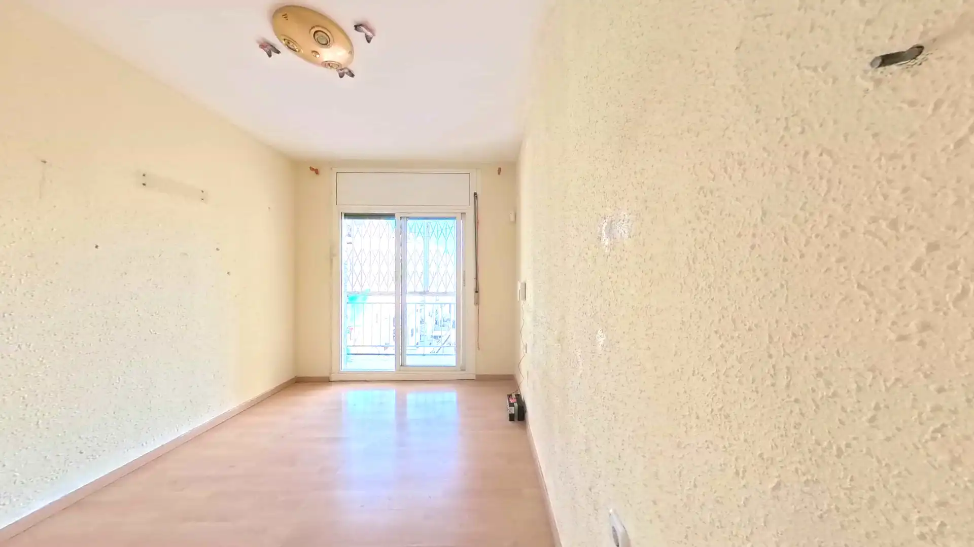 Sala d'estar de Pis en venda en Santa Coloma de Gramenet amb Balcó