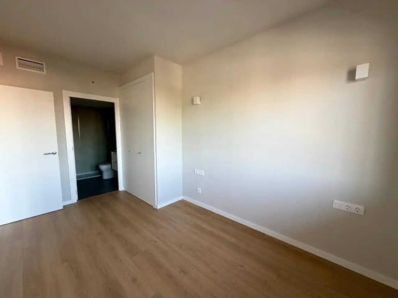 Bedroom of Flat for rent in Terrassa  with Air Conditioner, Heating and Parquet flooring