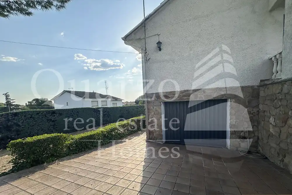 Exterior view of Houses for sale in Villaviciosa de Odón  with Air Conditioner, Heating and Private garden
