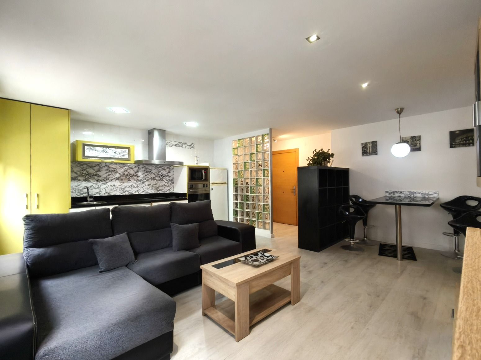 Sala d'estar de Pis en venda en Gijón  amb Calefacció, Traster i Moblat