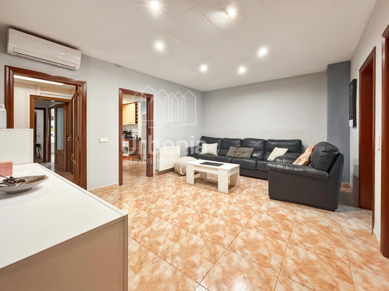 Sala d'estar de Casa o xalet en venda en Pineda de Mar amb Aire condicionat, Calefacció i Terrassa