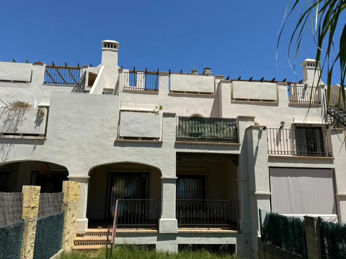 Vista exterior de Casa o xalet en venda en Marbella amb Calefacció, Jardí privat i Terrassa