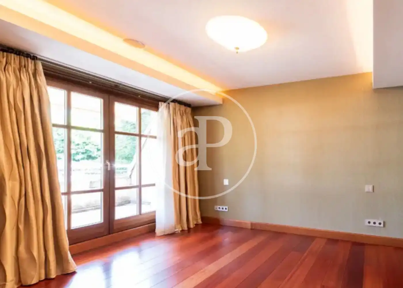 Sala d'estar de Casa o xalet en venda en Madrid amb Aire condicionat, Calefacció i Jardí privat
