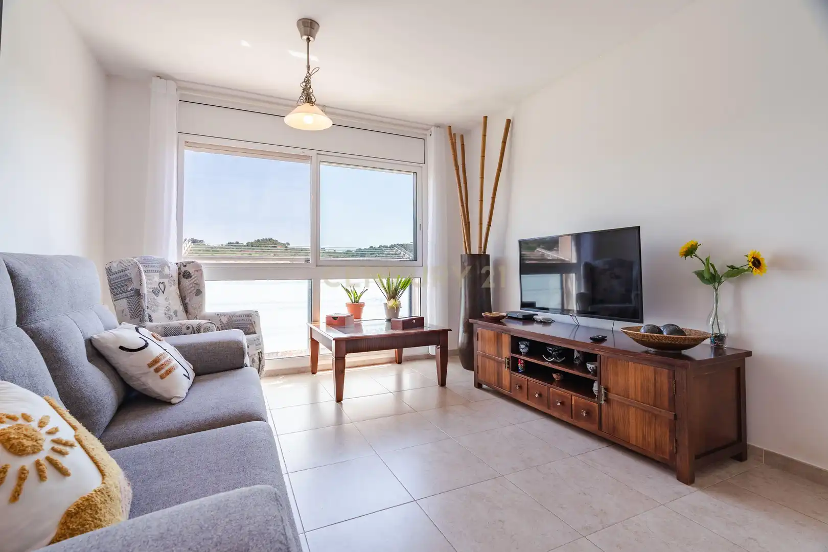 Wohnzimmer von Einfamilien-Reihenhaus zum Verkauf in Vila-rodona mit Privatgarten und Ofen
