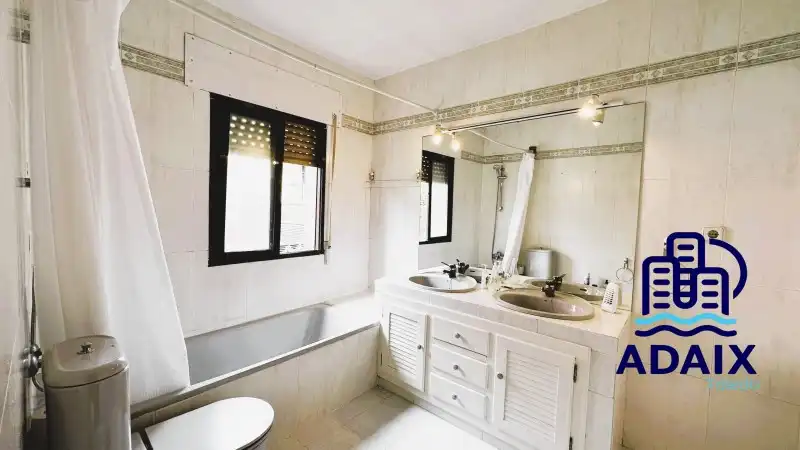 Badezimmer von Haus oder Chalet zum Verkauf in Bargas mit Klimaanlage, Heizung und Terrasse