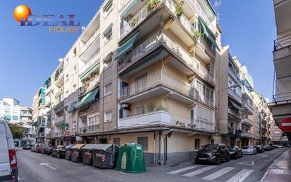 Vista exterior de Pis en venda en  Granada Capital amb Aire condicionat, Terrassa i Balcó