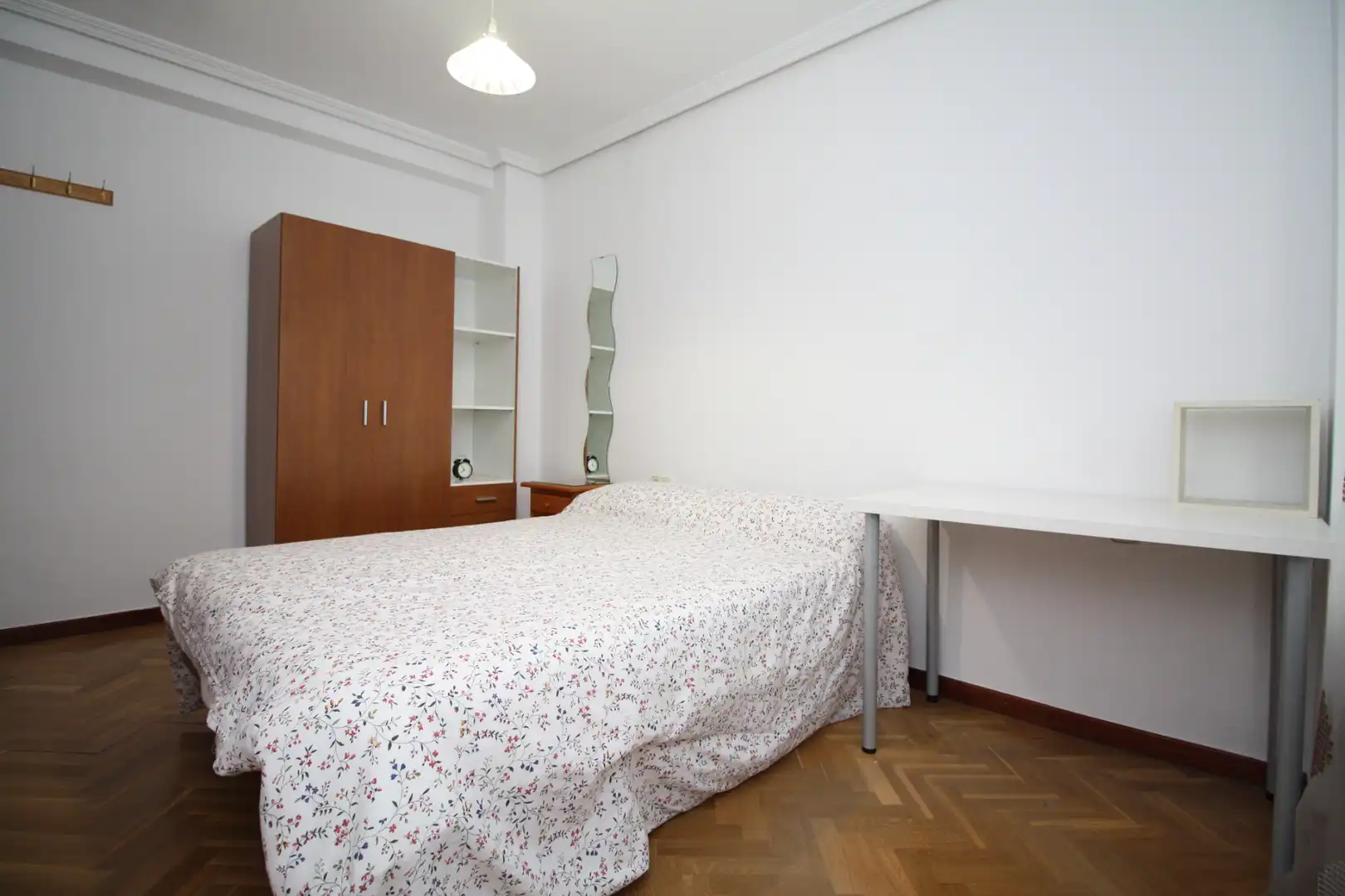 Bedroom of Flat for rent in Valladolid  with Heating, Parquet flooring and Furnished