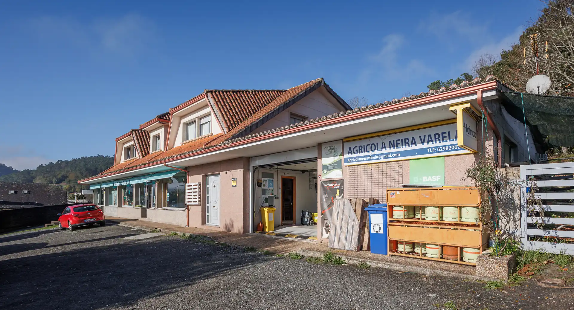 Außenansicht von Geschaftsraum zum Verkauf in Boqueixón mit Möbliert