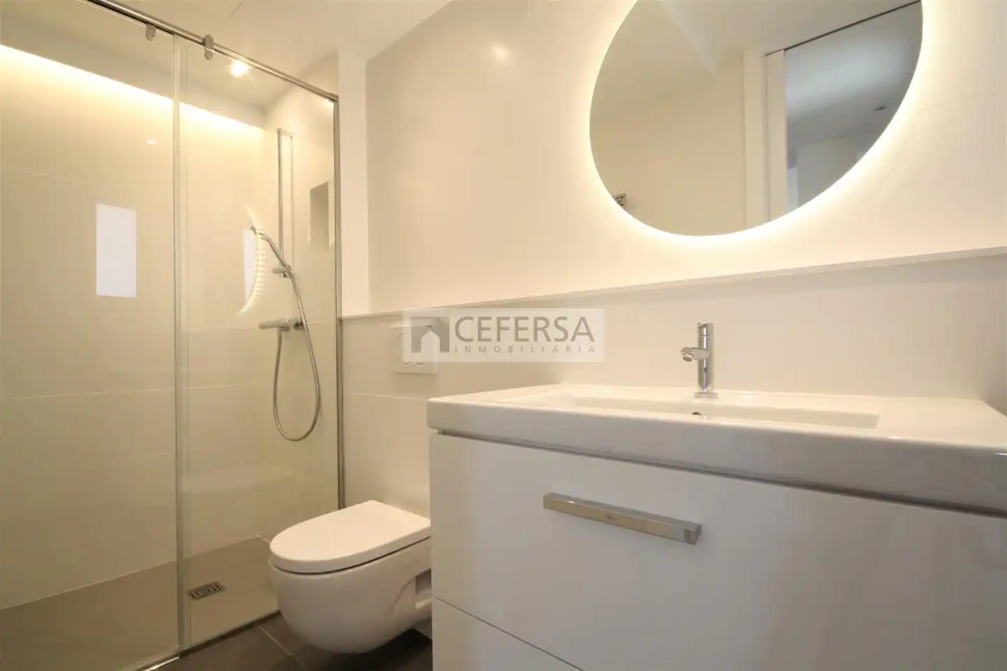 Badezimmer von Dachboden zur Miete in Barcelona mit Klimaanlage, Heizung und Parkett
