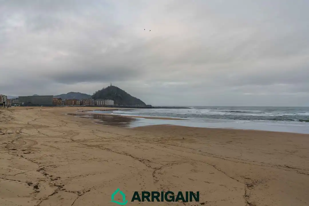 Vista exterior de Pis en venda en Donostia - San Sebastián  amb Calefacció i Balcó
