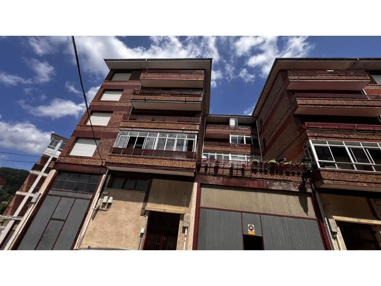 Außenansicht von Wohnung zum Verkauf in Espinosa de los Monteros mit Balkon