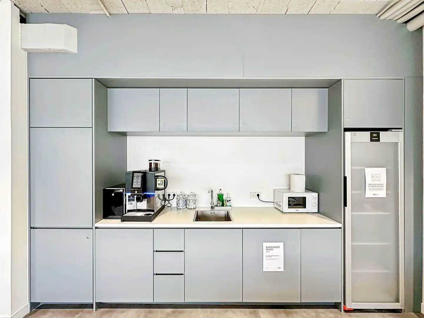 Cocina de Oficina de alquiler en Tres Cantos con Aire acondicionado, Calefacción y Amueblado