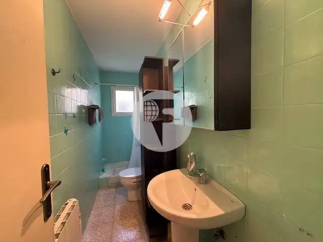 Baño de Piso en venta en Sabadell con Calefacción y Balcón