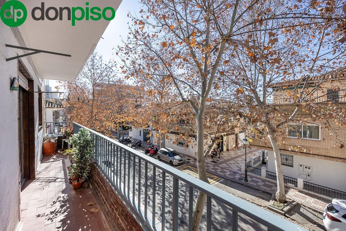 Vista exterior de Pis en venda en  Granada Capital amb Terrassa i Balcó