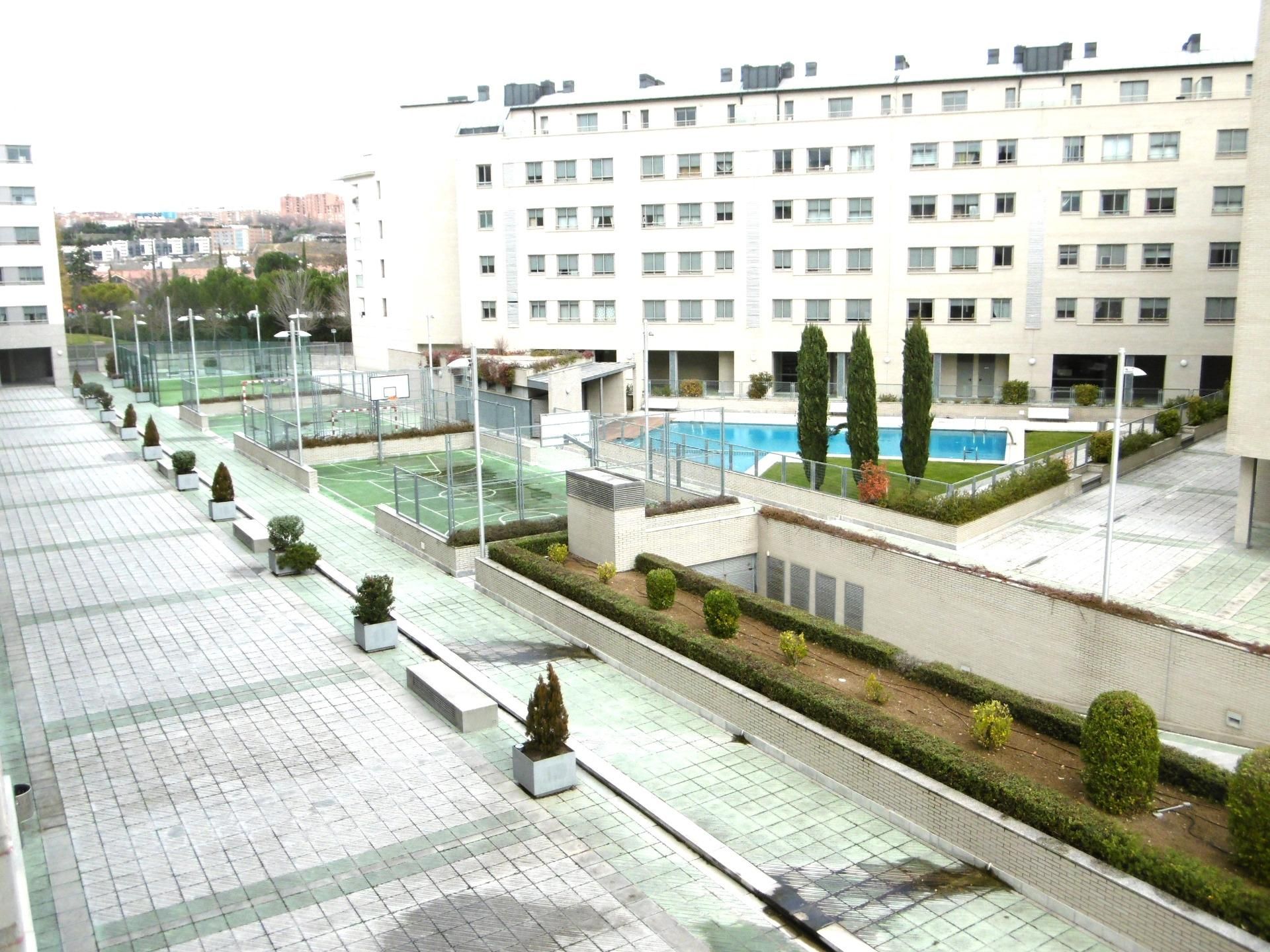 Piscina de Piso de alquiler en Valladolid Capital con Calefacción, Trastero y Piscina comunitaria