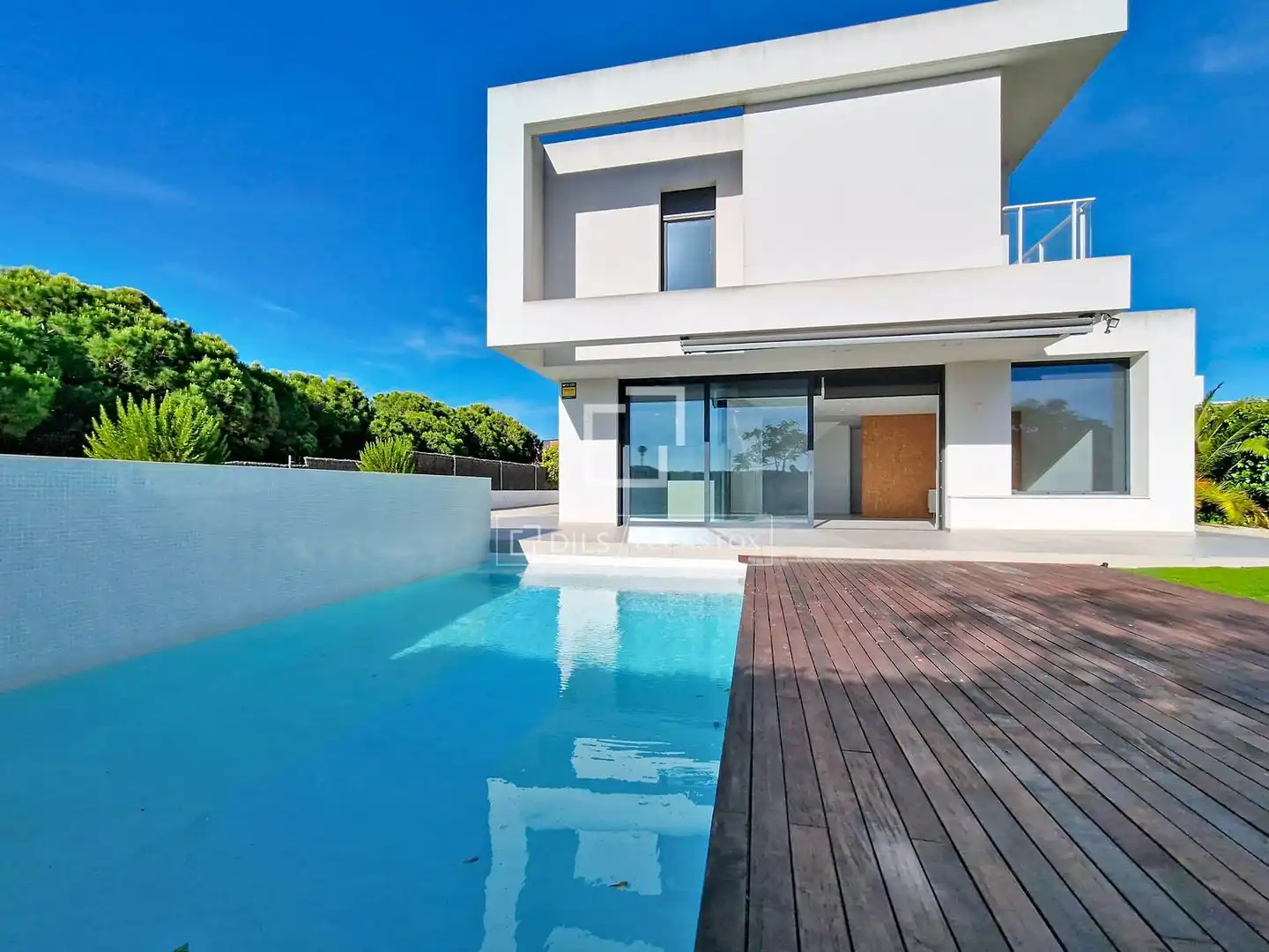 Schwimmbecken von Haus oder Chalet zum Verkauf in Vilanova i la Geltrú mit Klimaanlage, Heizung und Privatgarten