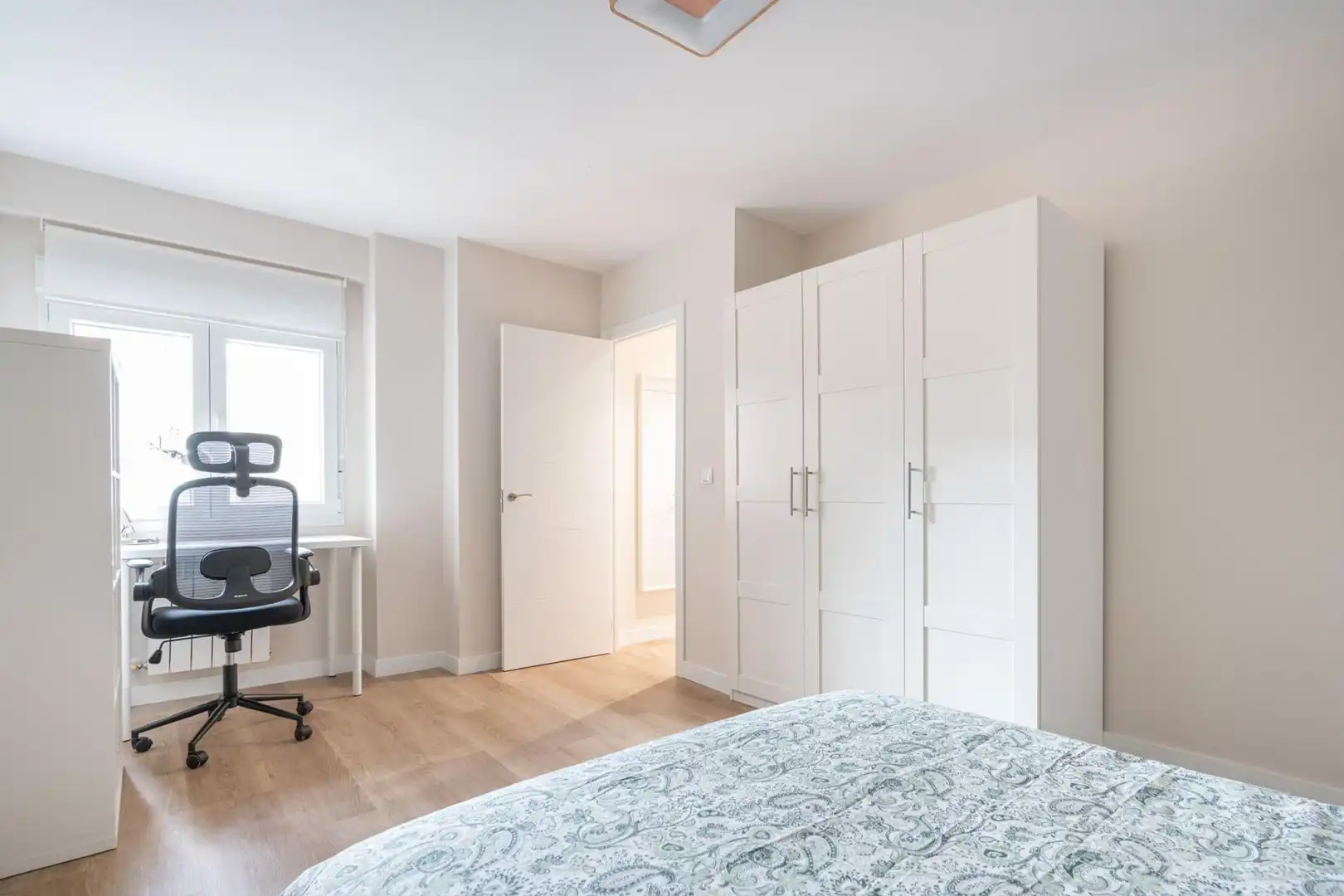 Schlafzimmer von Wohnung zur Miete in Oviedo  mit Heizung, Terrasse und Möbliert