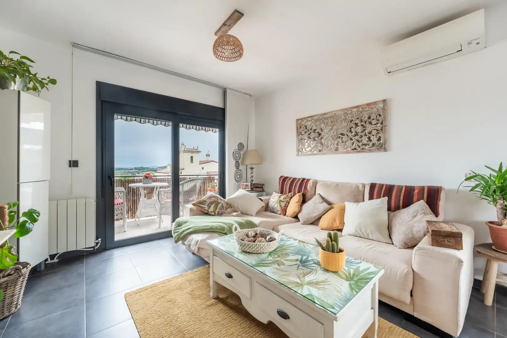 Sala de estar de Casa adosada en venta en Bigues i Riells del Fai con Aire acondicionado, Calefacción y Jardín privado