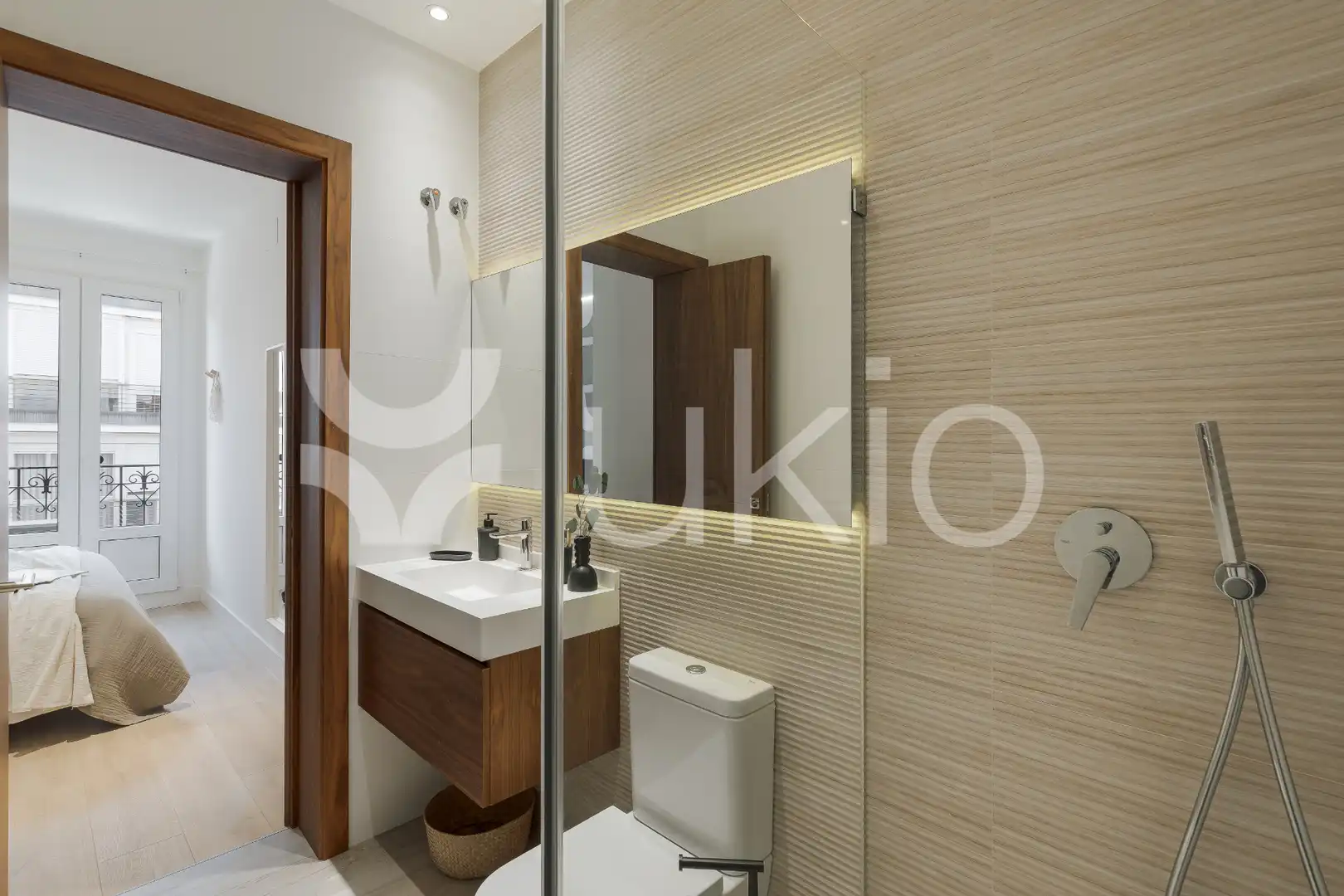 Bany de Apartament de lloguer en Madrid amb Aire condicionat, Calefacció i Moblat