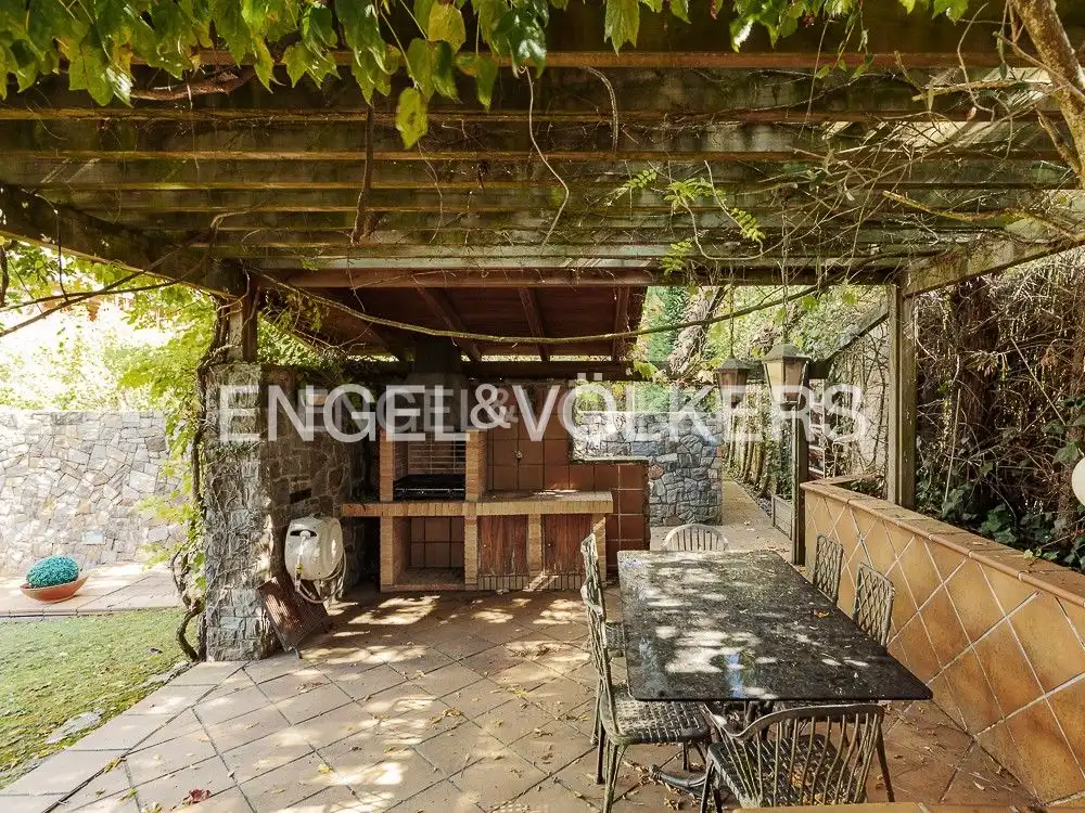 Terrasse von Country house zum Verkauf in Seva mit Klimaanlage, Heizung und Privatgarten