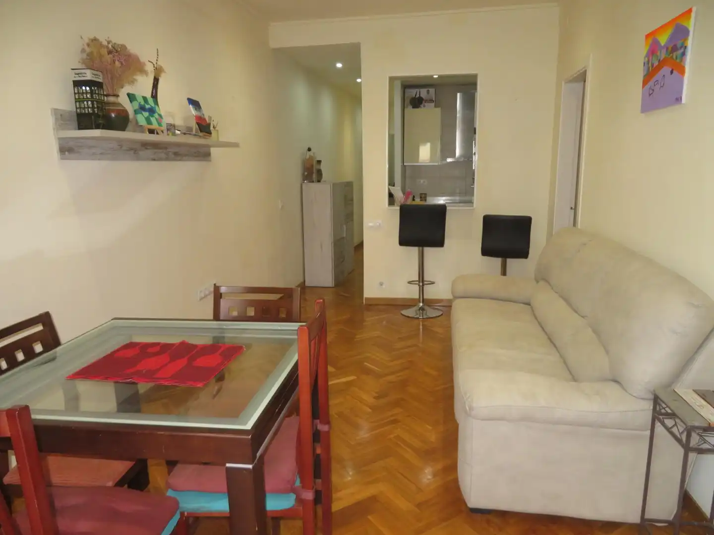 Sala de estar de Piso en venta en  Barcelona Capital con Calefacción, Parquet y Amueblado
