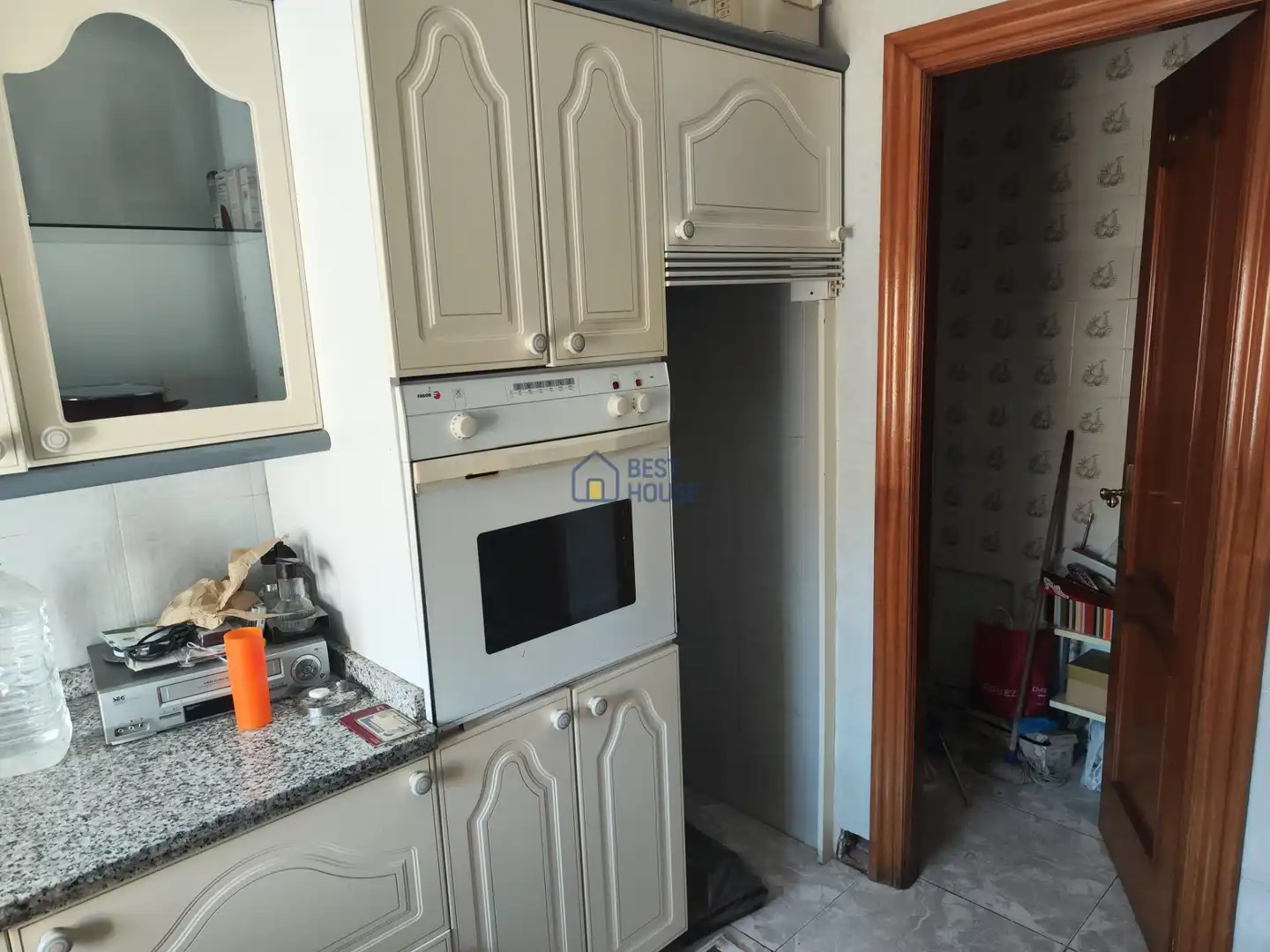 Cuina de Casa o xalet en venda en León Capital  amb Jardí privat, Traster i Alarma