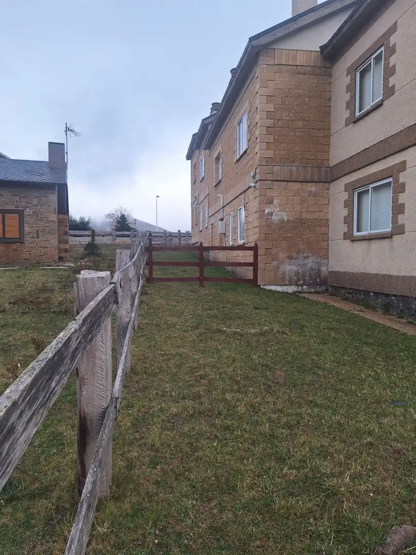Vista exterior de Casa adosada en venda en Hermandad de Campoo de Suso amb Jardí privat
