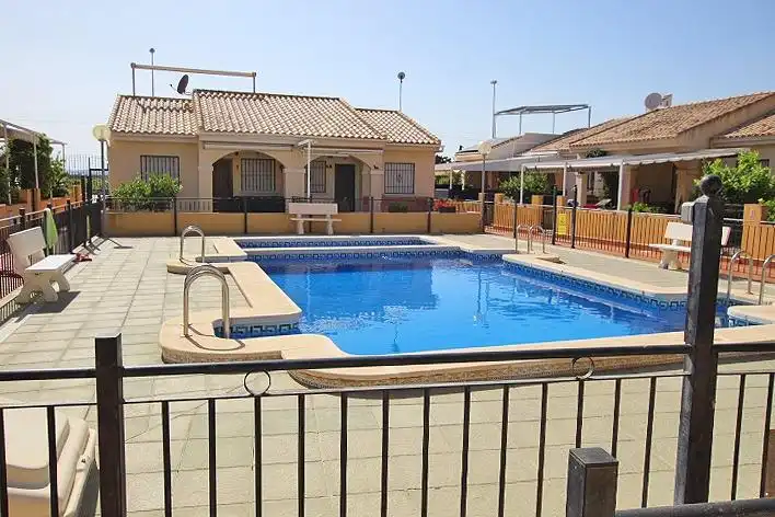 Piscina de Casa o chalet en venta en Guardamar del Segura con Aire acondicionado, Jardín privado y Terraza