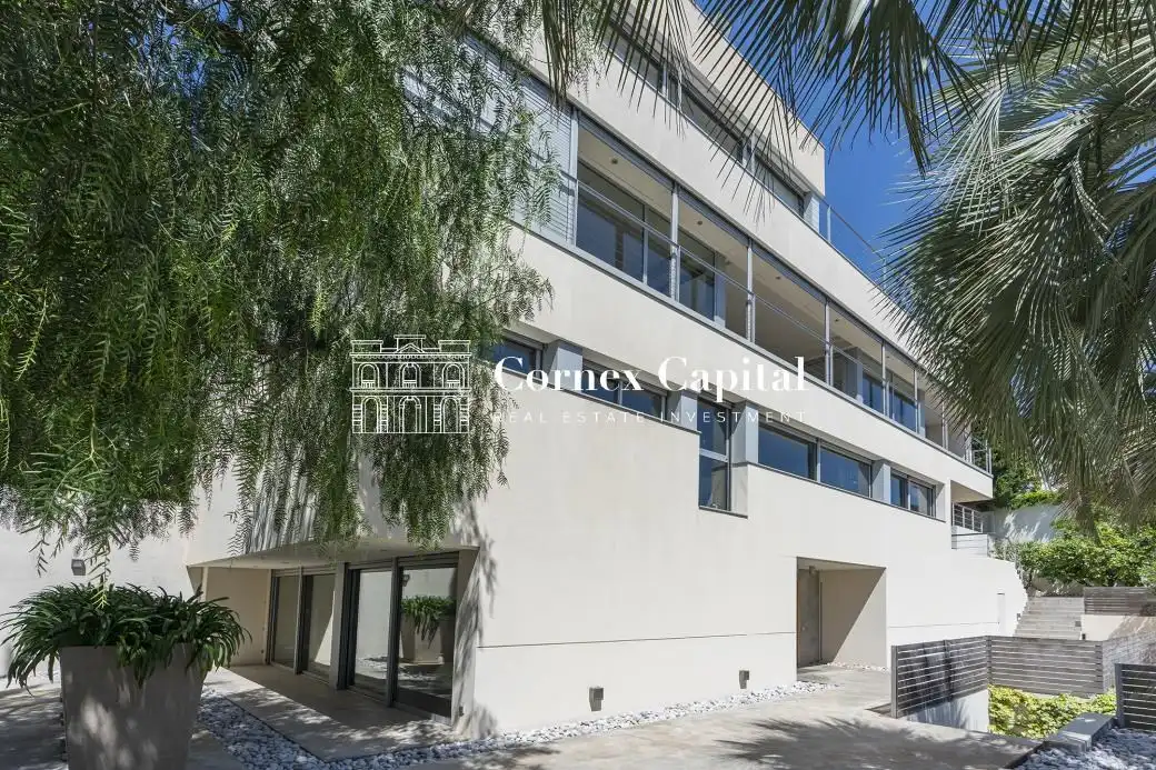 Vista exterior de Casa o xalet en venda en Barcelona amb Aire condicionat, Calefacció i Jardí privat